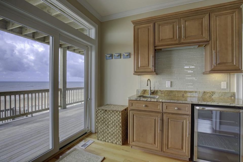 Wet Bar and mini fridge, close to pool and beach