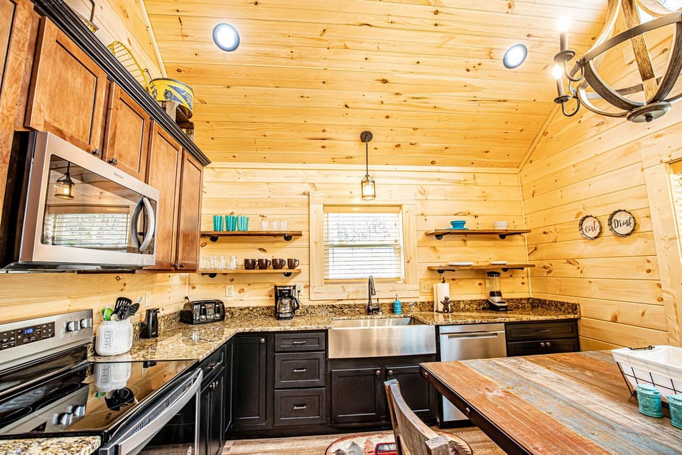 Nice farm sink and dishwasher for convenience