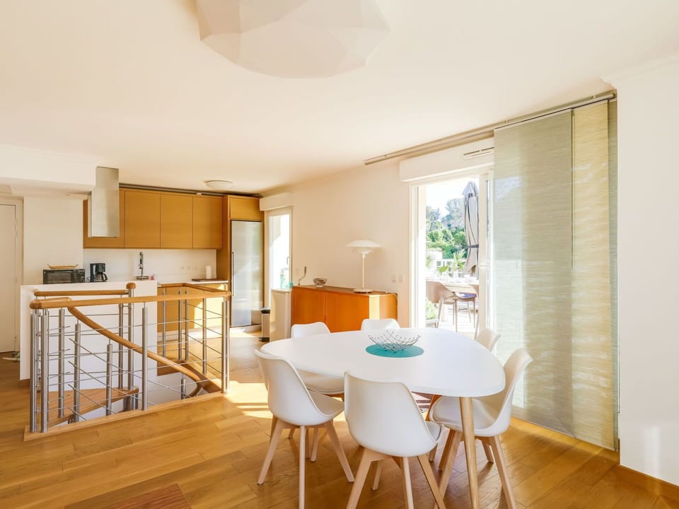 Room, Property, Furniture, Interior Design, Dining Room, Building, Real Estate, House, Floor, Table