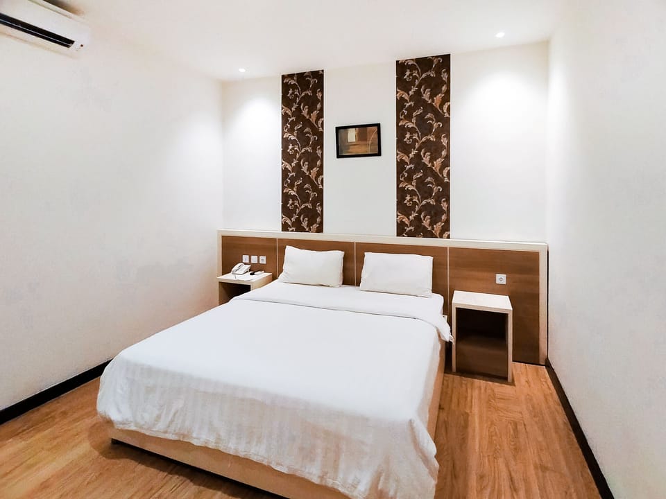 Deluxe Double or Twin Room | In-room safe, desk, soundproofing, WiFi (free)