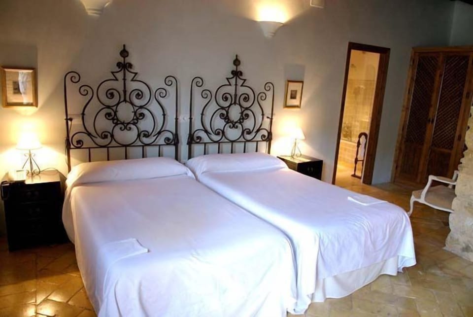 Standard Room, 2 Twin Beds | Down comforters, in-room safe, iron/ironing board (on request)