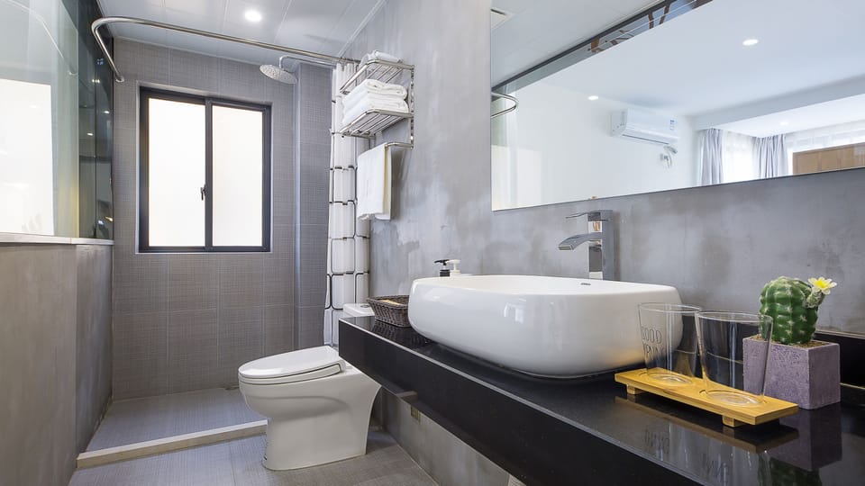 Comfort Double Room | Bathroom | Shower, free toiletries, hair dryer, slippers