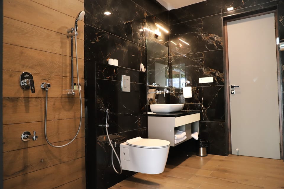 Exclusive Double Room | Bathroom | Shower, free toiletries, slippers, towels