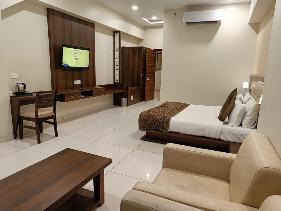 Quadruple Room, Non Smoking | Desk, laptop workspace, rollaway beds (surcharge), WiFi (free)