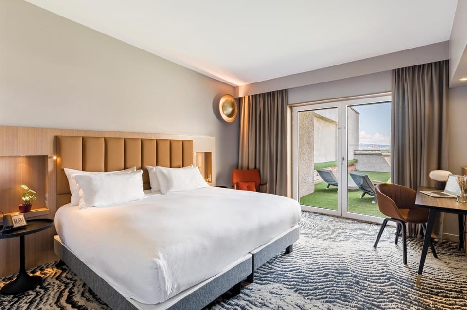 Suite, 1 King Bed, Terrace | Premium bedding, in-room safe, desk, laptop workspace
