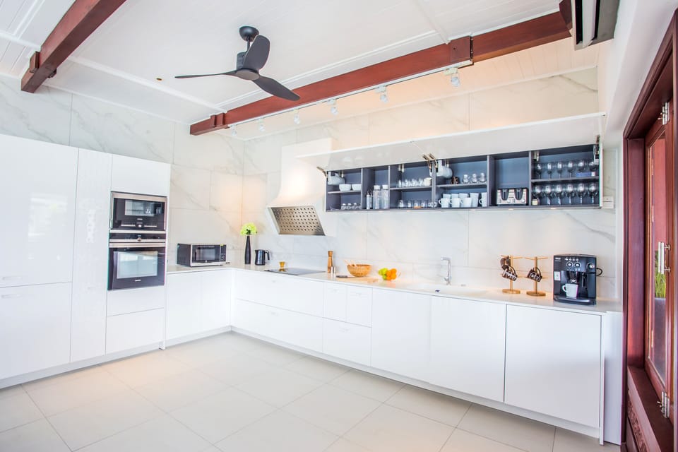 Luxury Villa | Shared kitchen | Full-size fridge, microwave, oven, stovetop