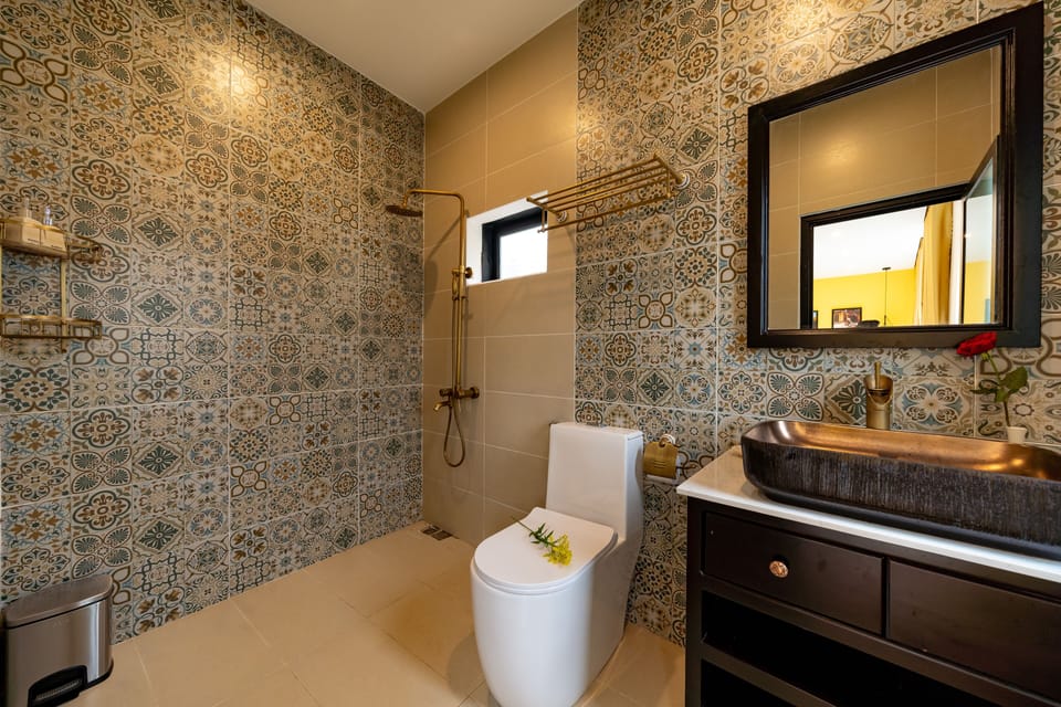 Shower, hydromassage showerhead, free toiletries, hair dryer
