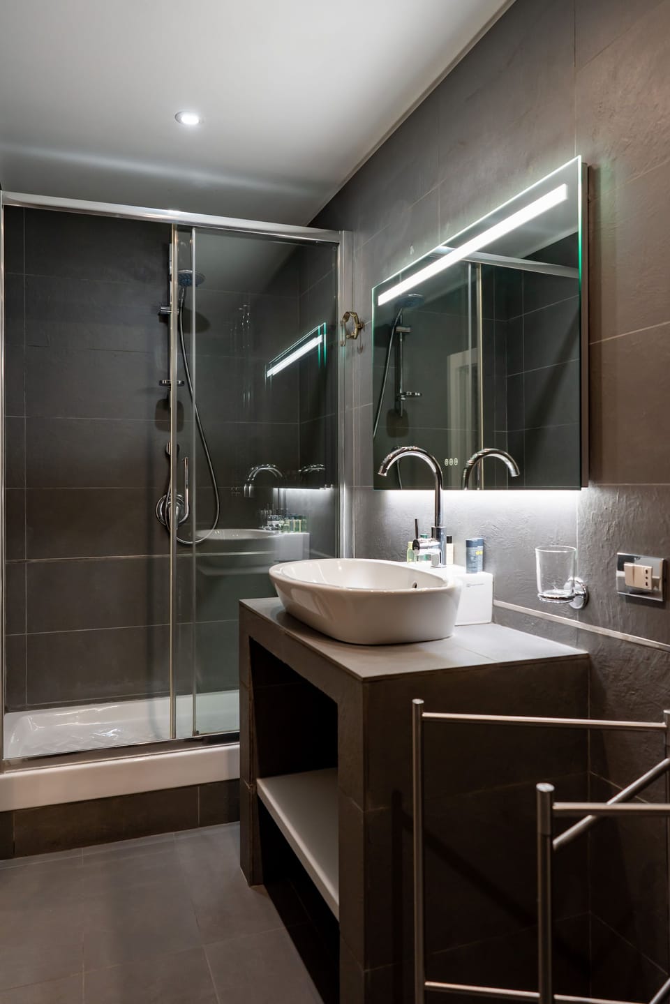 Deluxe Room, 1 Bedroom | Bathroom | Shower, rainfall showerhead, free toiletries, hair dryer