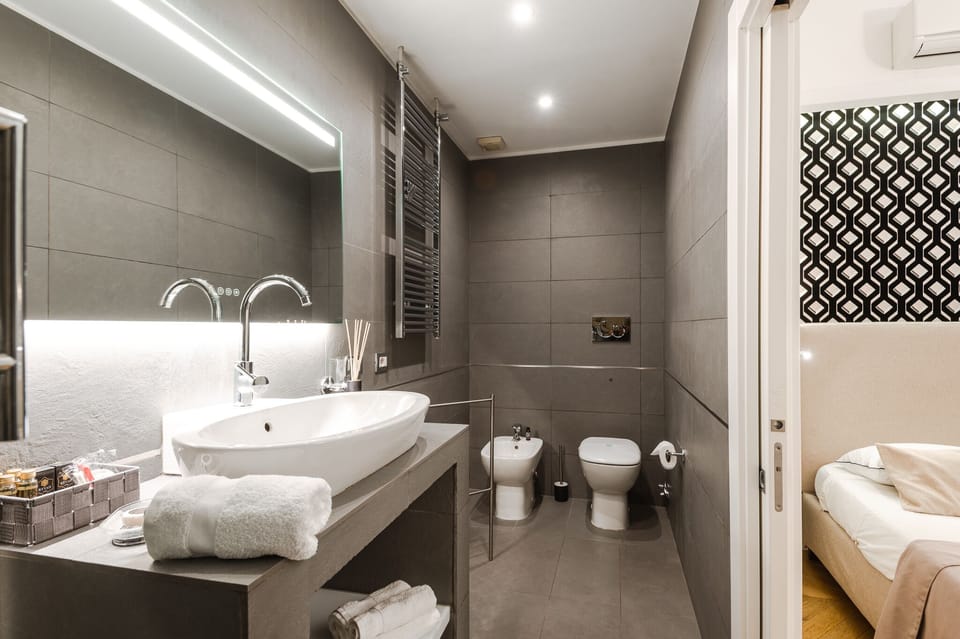Deluxe Room, 1 Bedroom | Bathroom | Shower, rainfall showerhead, free toiletries, hair dryer