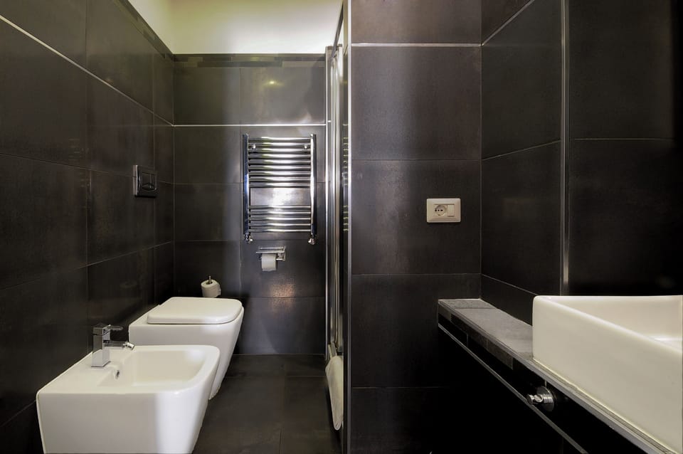 Deluxe Double Room | Bathroom | Bathtub, free toiletries, hair dryer, bathrobes