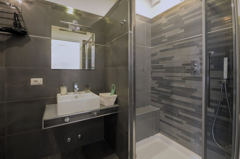 Superior Triple Room | Bathroom | Bathtub, free toiletries, hair dryer, bathrobes