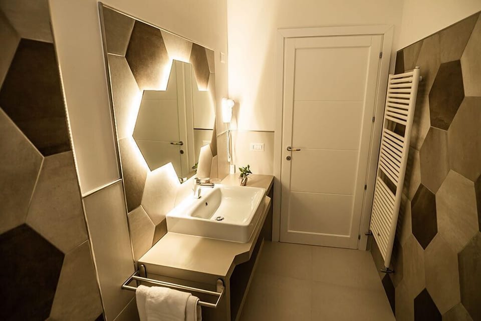 Double Room (Vittorio De Sica) | Bathroom sink