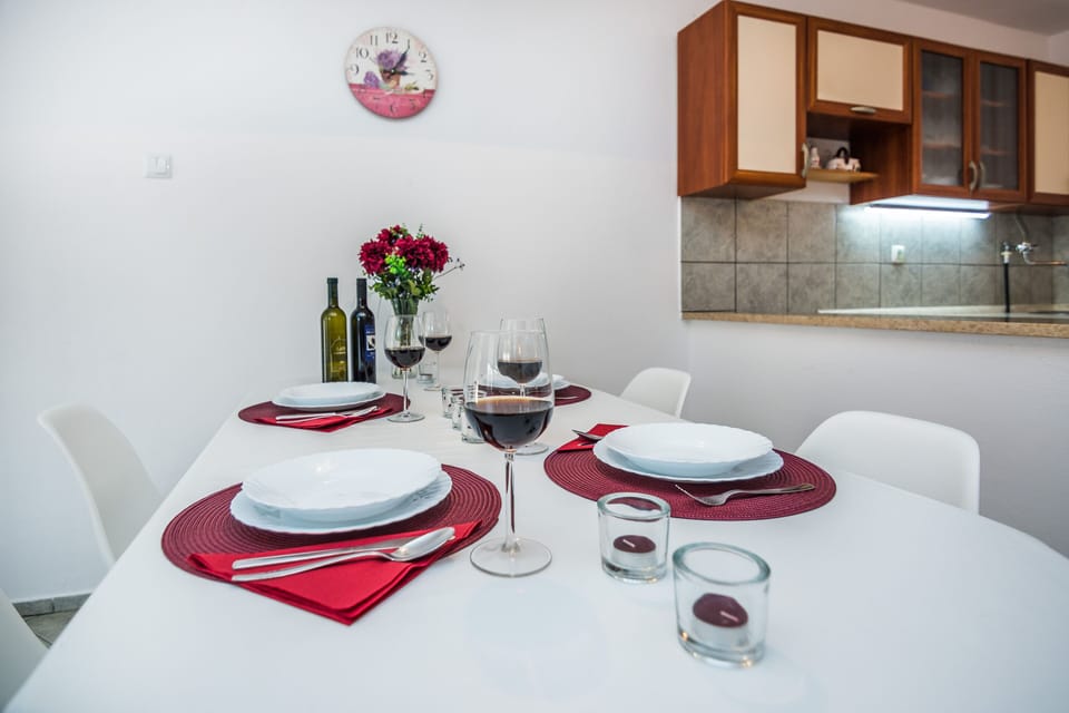 Apartment, 2 Bedrooms A1 | Dining room