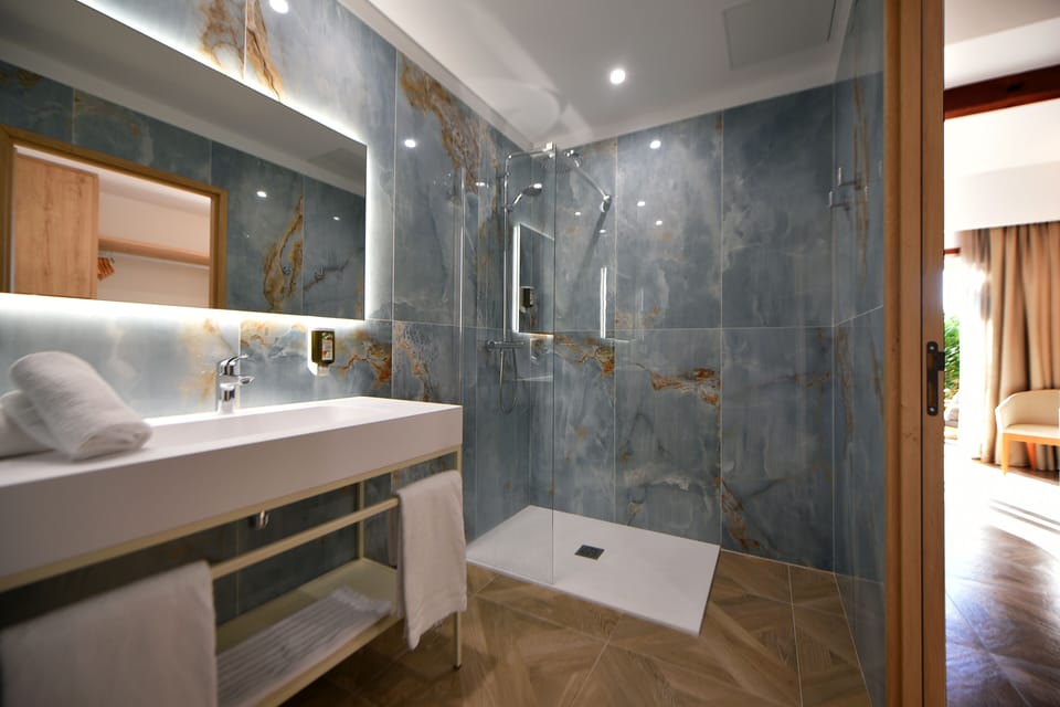 Superior Double Room, Sea View | Bathroom | Shower, free toiletries, hair dryer, slippers