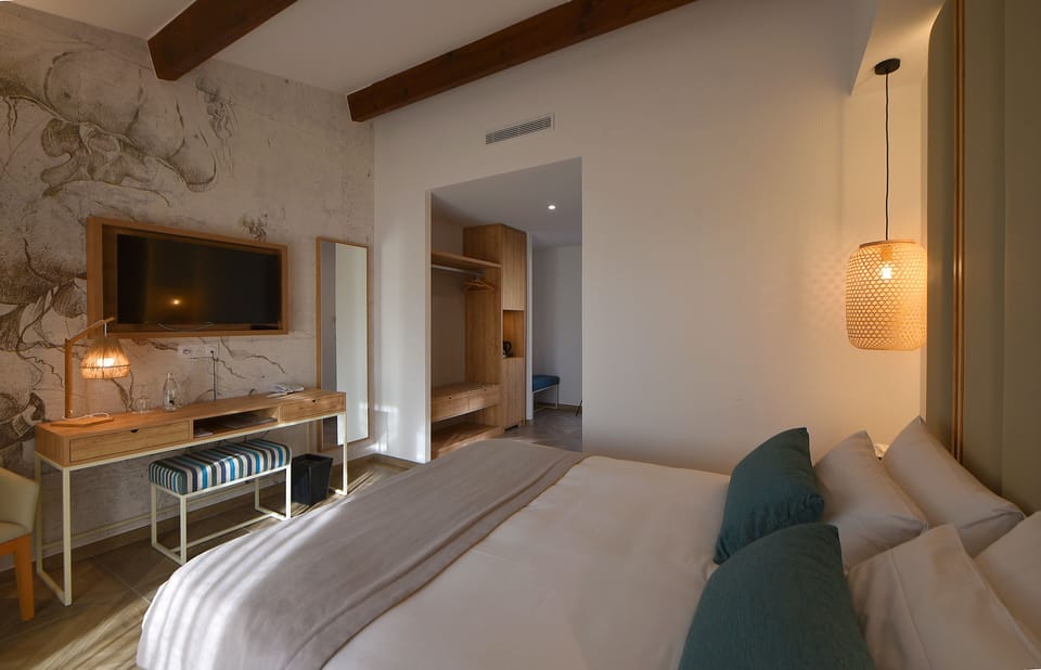 Superior Double Room, Sea View | Premium bedding, in-room safe, desk, blackout drapes