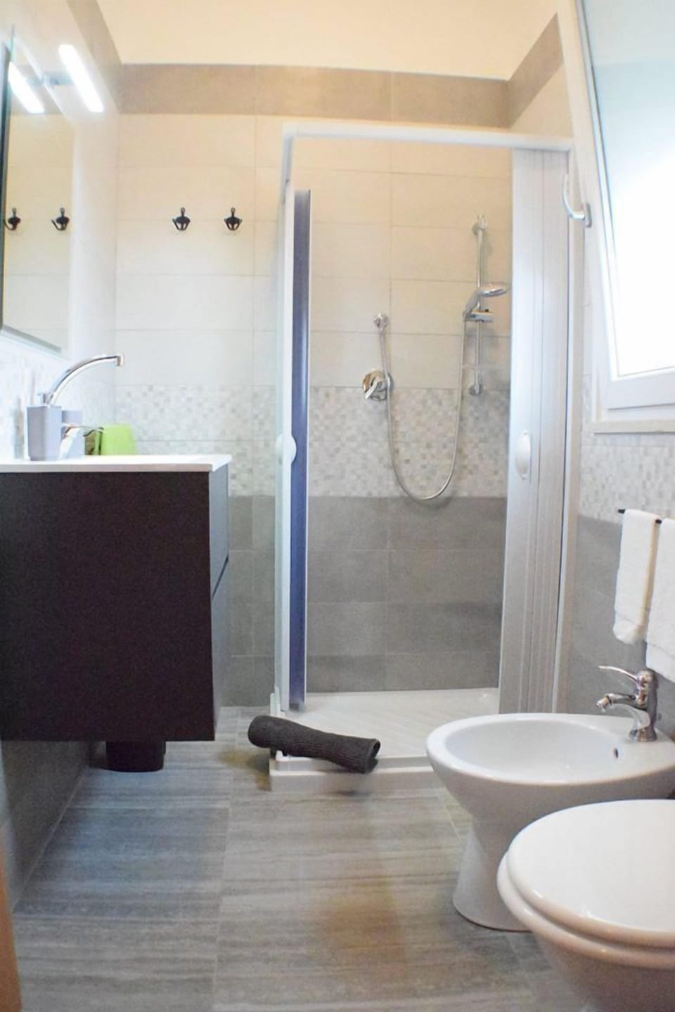 Quadruple Room (Cioccolato) | Bathroom | Shower, rainfall showerhead, hair dryer, towels