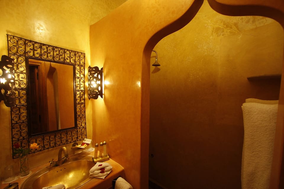 Studio Deluxe | Bathroom | Shower, free toiletries, hair dryer, bathrobes
