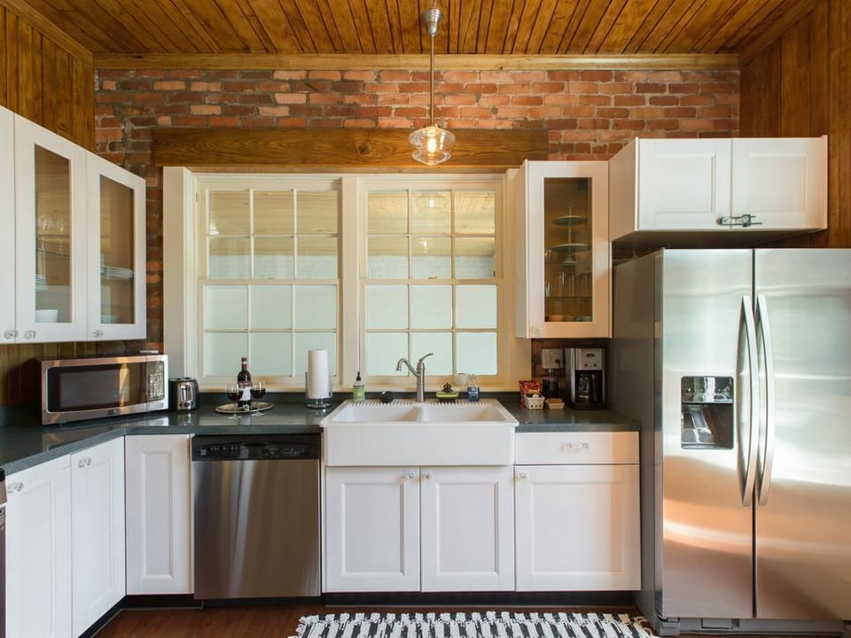 Full kitchen if you want to enjoy a dinner at home. 