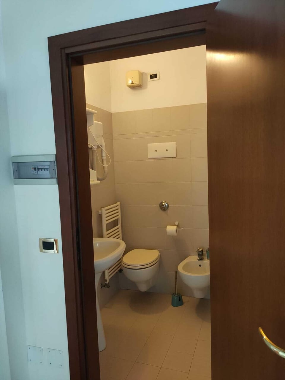 Double Room | Bathroom | Free toiletries, hair dryer, slippers, towels