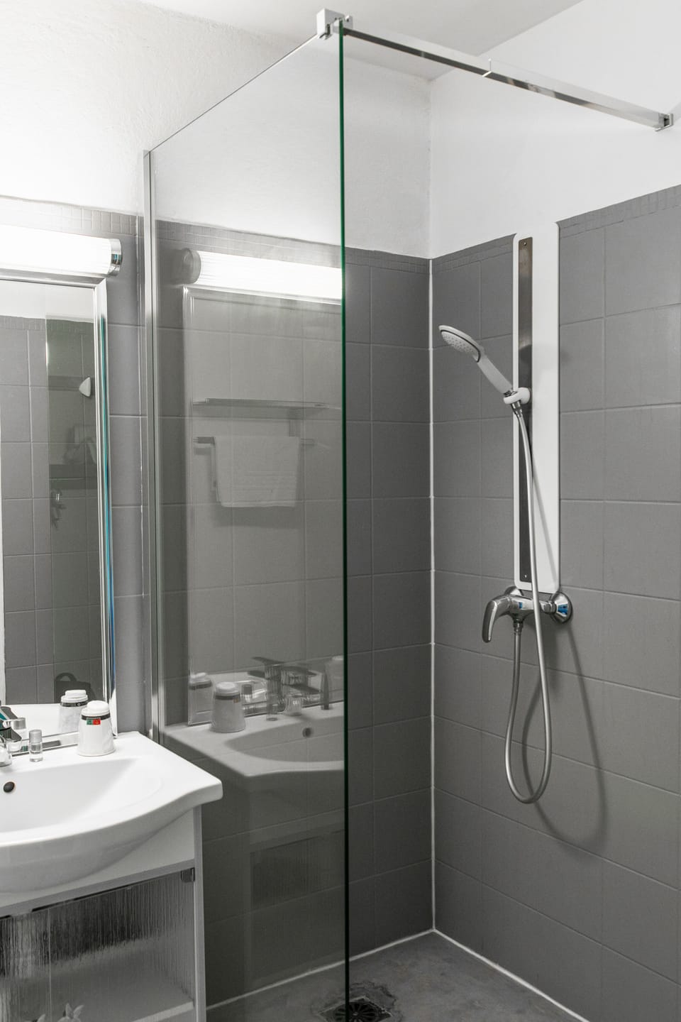 Family Quadruple Room | Bathroom | Free toiletries, hair dryer, towels