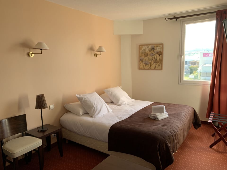 Triple Room | Individually decorated, individually furnished, desk, laptop workspace