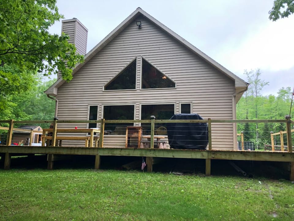 Enjoy the peace and quite in an outdoor paradise only minutes from Norway, MI. 