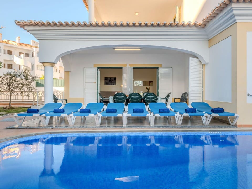 Swimming Pool, Leisure, Resort, Leisure Centre, Villa, Hotel, Balcony, Outdoor Furniture