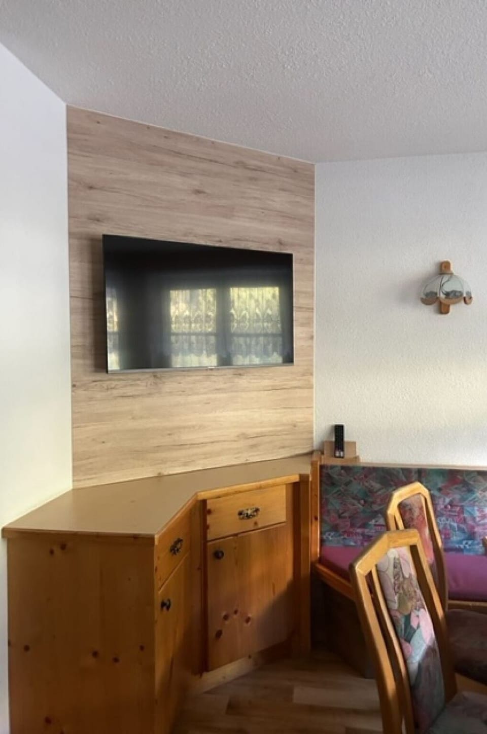 Wall, Wood, Flooring, Interior Design, Furniture, Floor, Room, Ceiling, Wood Stain, Picture Frame