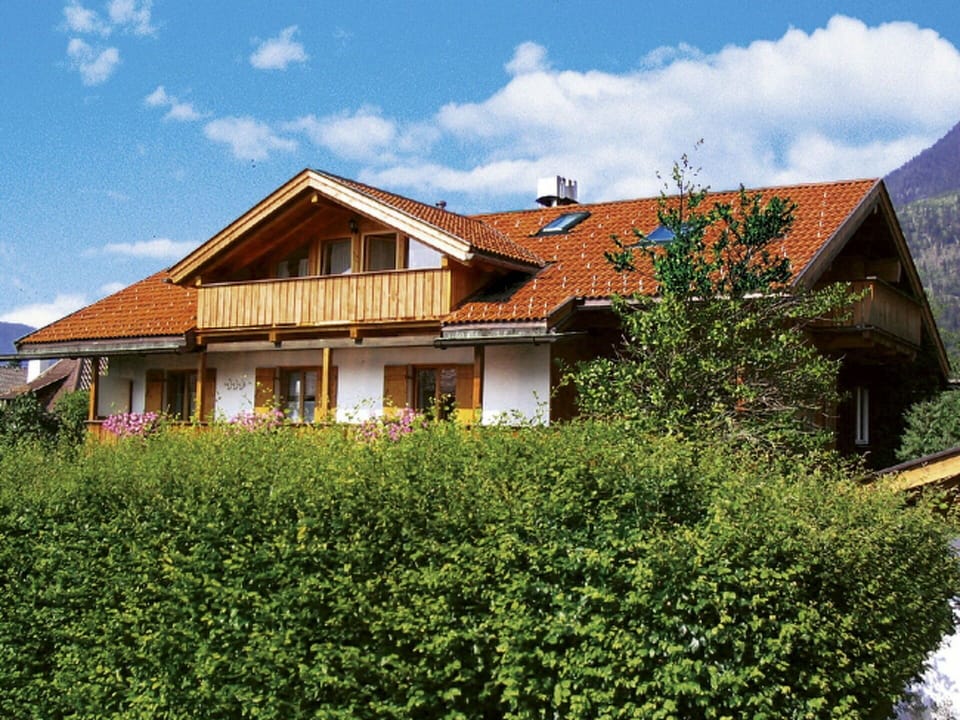 Cloud, Sky, Plant, Building, Plant Community, Window, Natural Landscape, Cottage, House, Land Lot