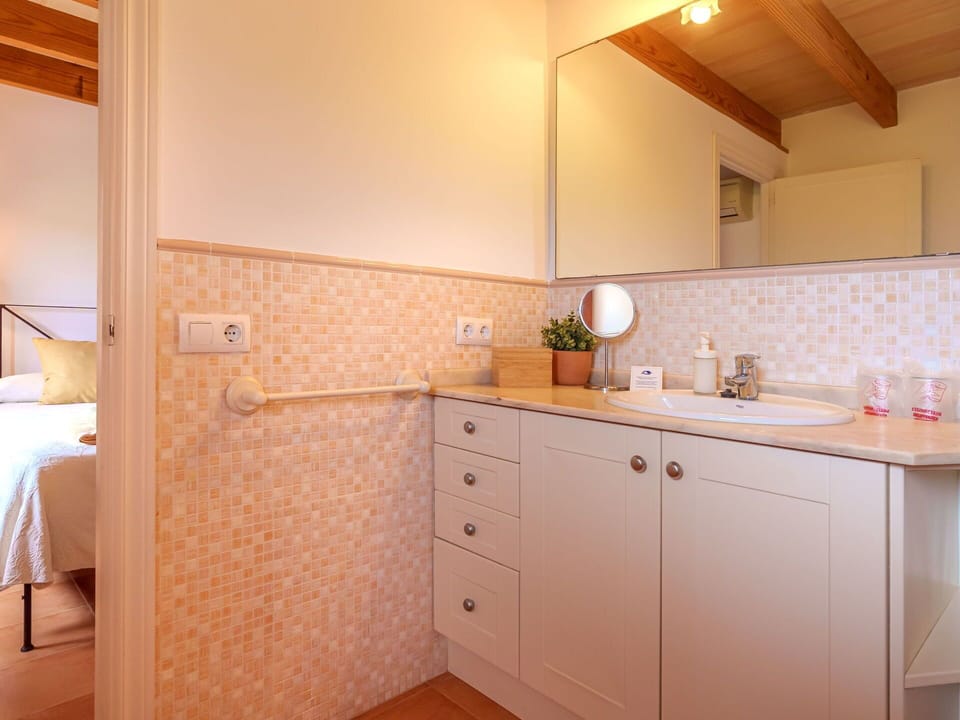 Cabinetry, Countertop, Property, Furniture, Building, Lighting, Wood, Drawer, Interior Design, Floor