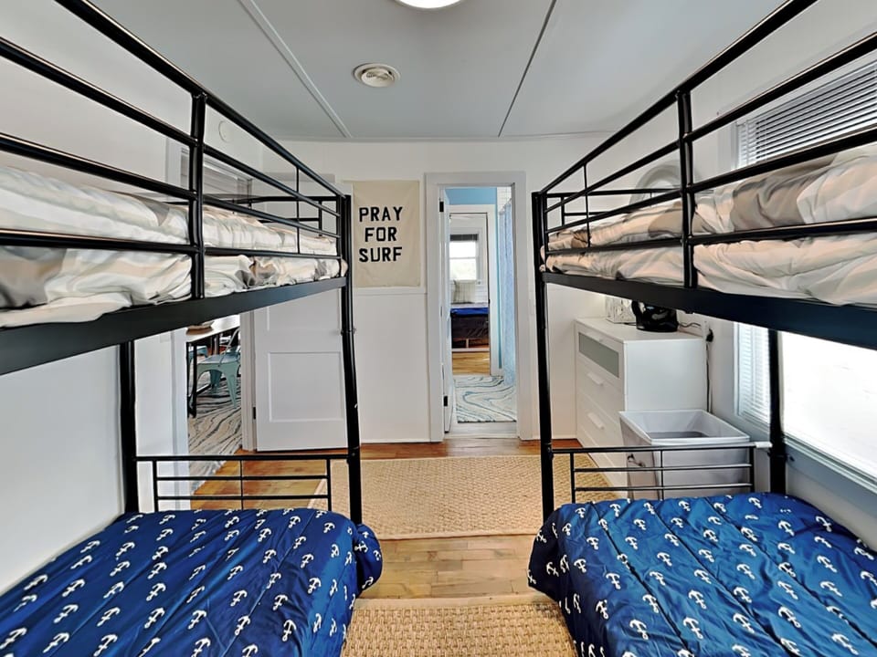 Bedroom 2, 2 sets of twin bunkbeds