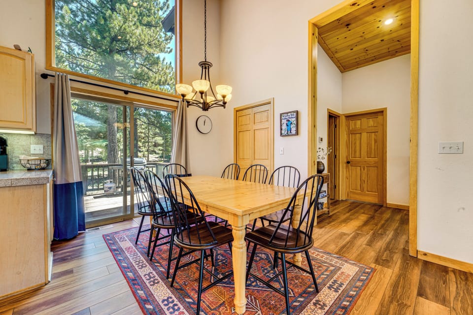 Dining Room | Free WiFi | Central A/C