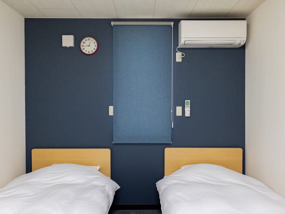 Twin Room, Non Smoking | Desk, free WiFi