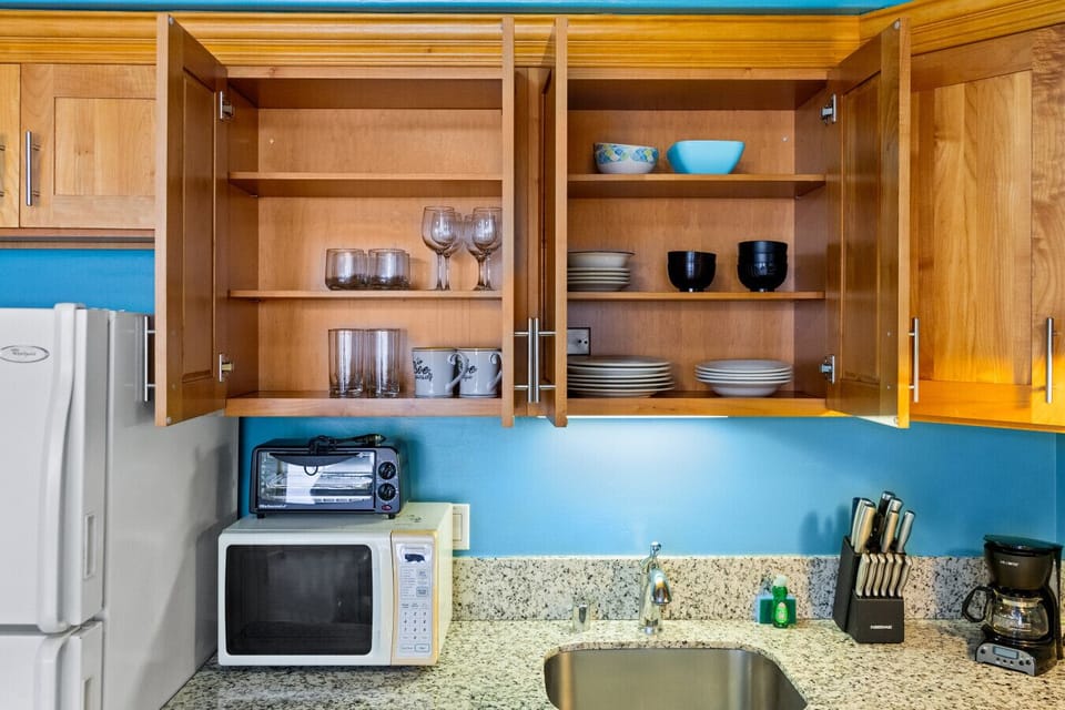 Kitchen cabinet: bowls and plates