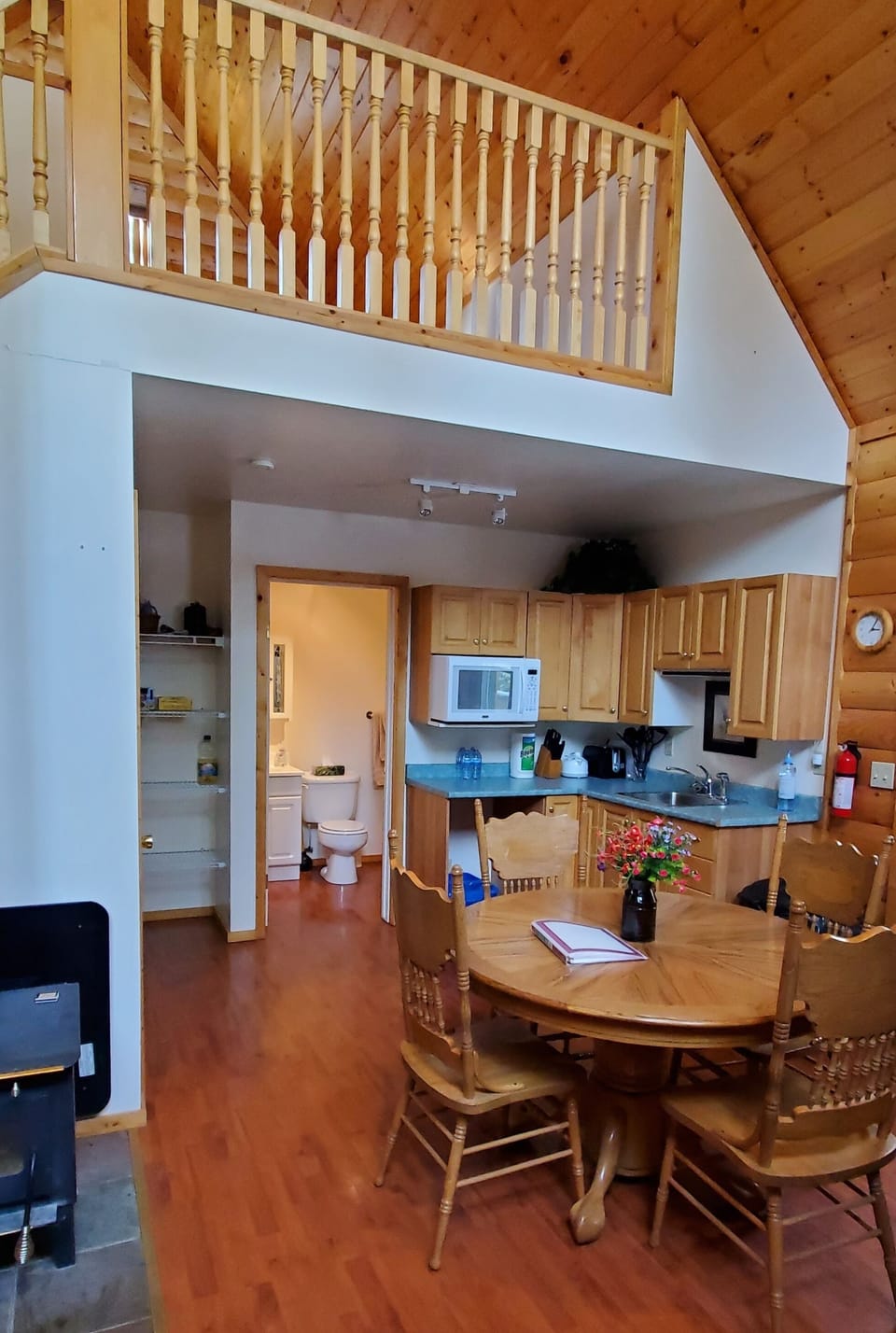 Large kitchen area with 4 seat Oak dining table