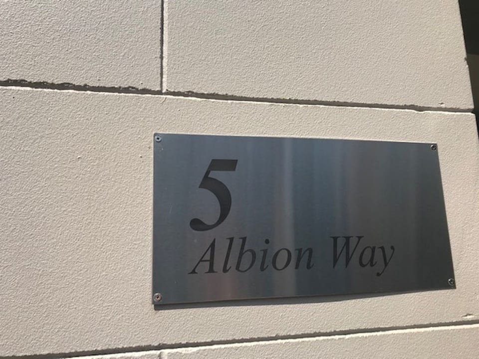 5 Albion Way
