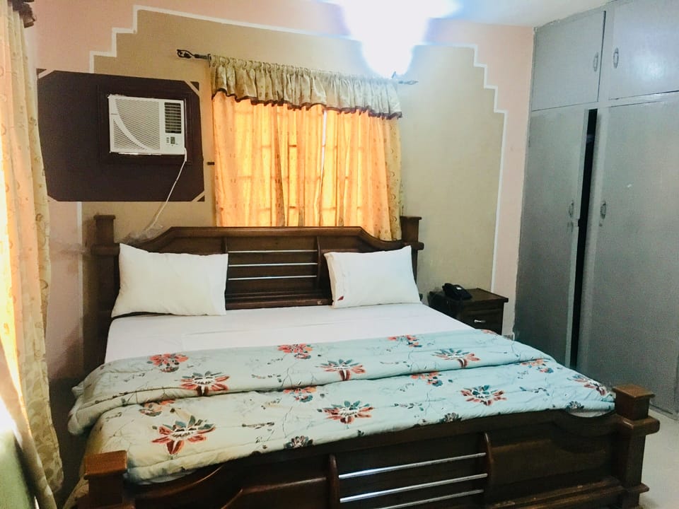 Presidential Room | In-room safe, desk, bed sheets