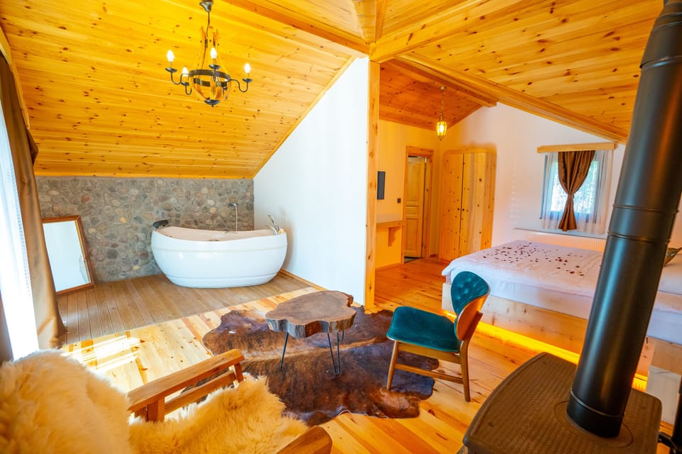 Deluxe Bungalow | Tempur-Pedic beds, desk, soundproofing, free WiFi