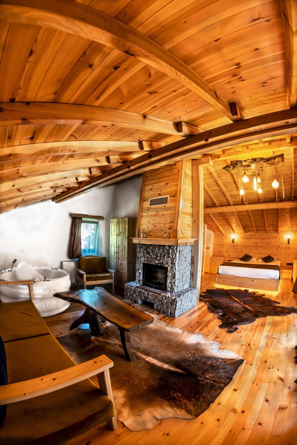 Deluxe Bungalow | Tempur-Pedic beds, desk, soundproofing, free WiFi