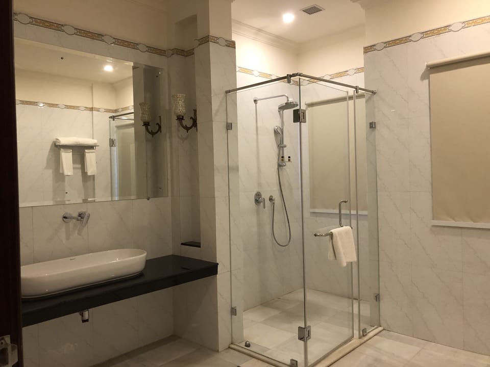 Shower, hydromassage showerhead, free toiletries, slippers