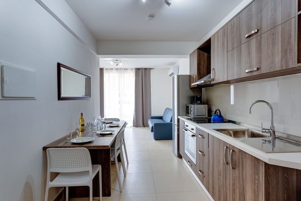 Full-size fridge, oven, dishwasher, electric kettle