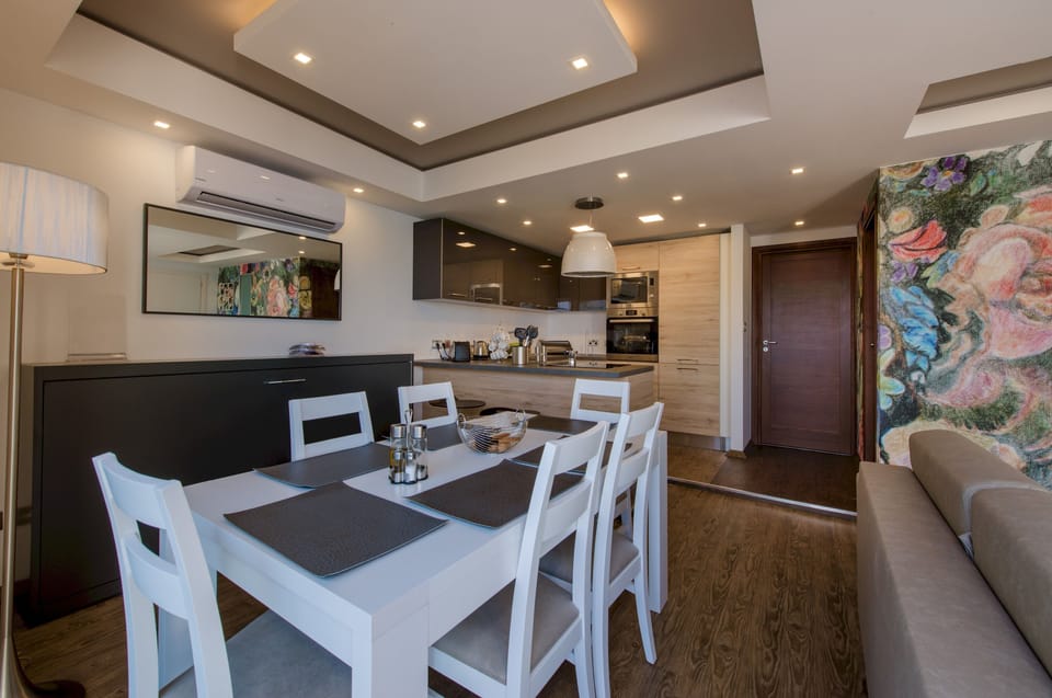 Full-size fridge, microwave, oven, dishwasher