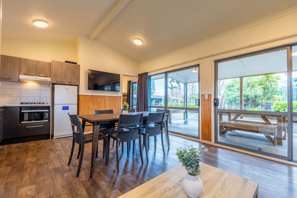 Apartment, 2 Bedrooms | In-room dining