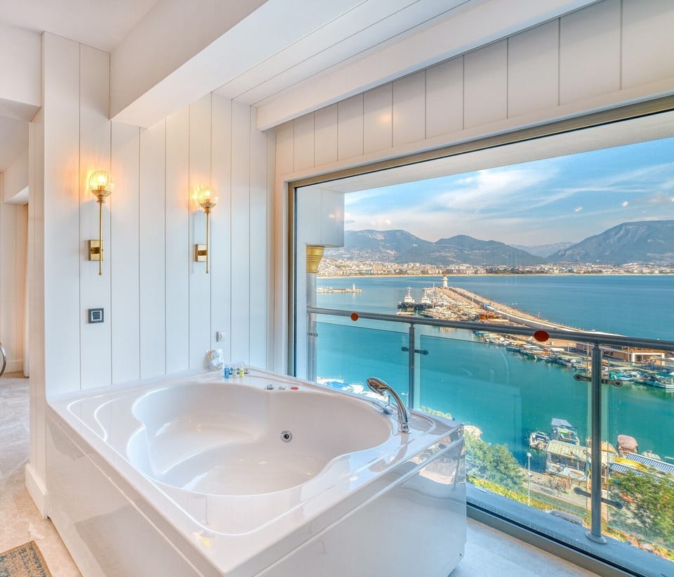 Deluxe King Room with Jacuzzi Sea View | Bathroom | Designer toiletries, hair dryer, bathrobes, slippers