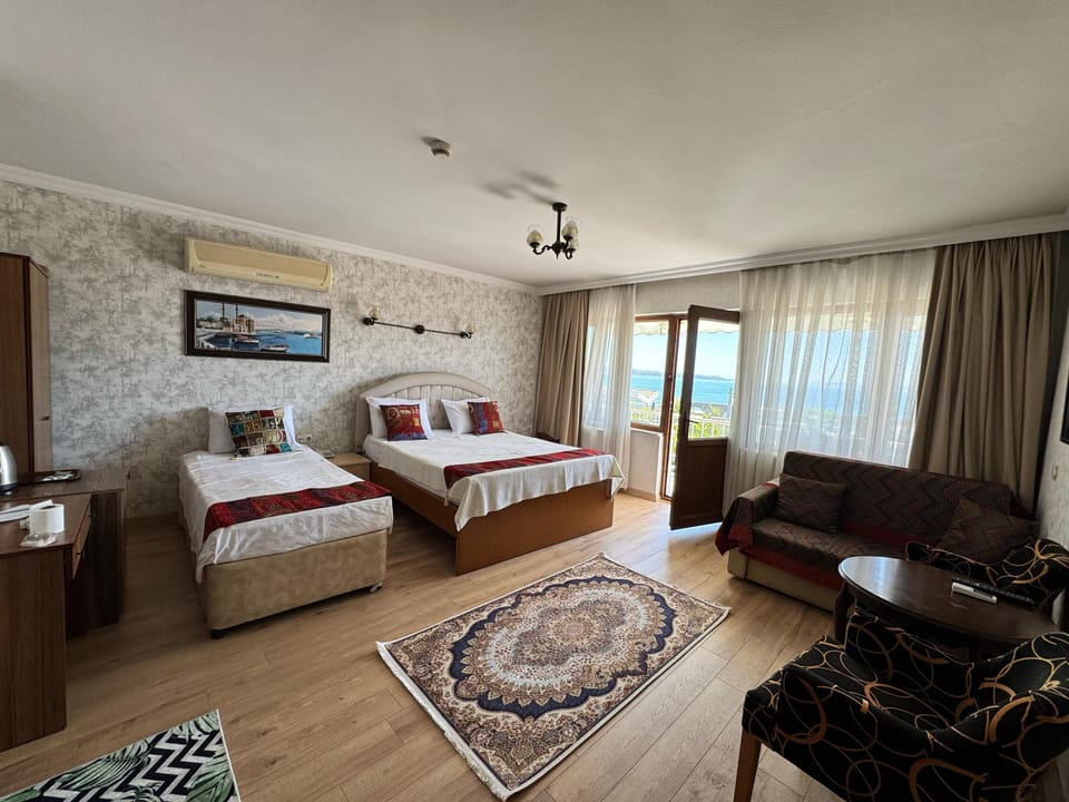 Triple Room with Sea View | Minibar, in-room safe, desk, blackout drapes