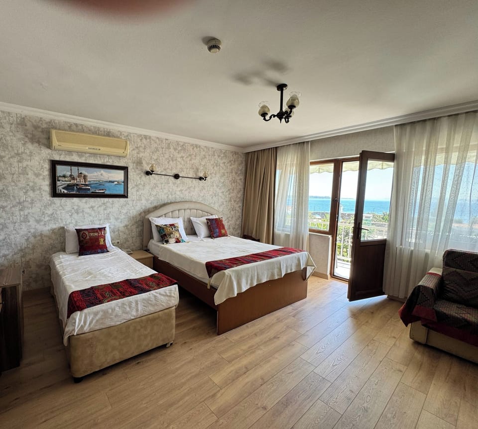 Double Room with Sea View | Minibar, in-room safe, desk, blackout drapes