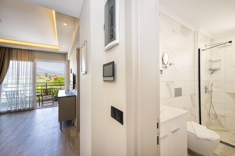 Comfort Suite | Living area | 100-cm LED TV with satellite channels, TV