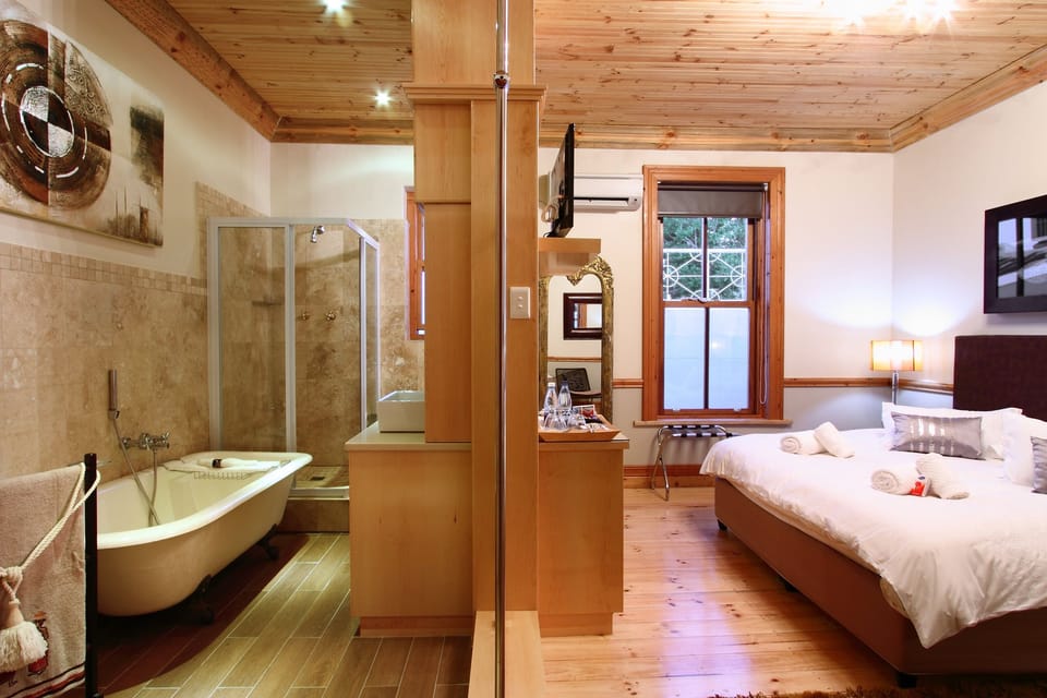 Luxury Double Room | Bathroom | Shower, free toiletries, hair dryer, bathrobes