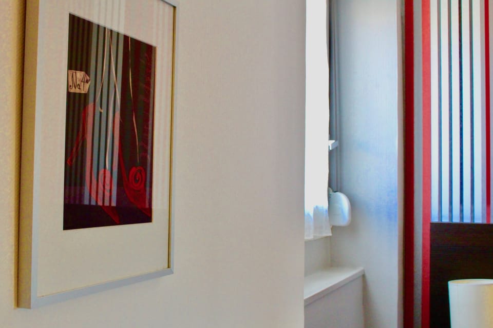 Premium bedding, desk, blackout drapes, soundproofing