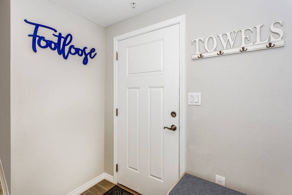 You're on vacation! Lose your blues, everybody cut Footloose!